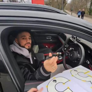 开云官网-马兹拉维停车给球迷签名，轮到签名贩子时敷衍画了两笔