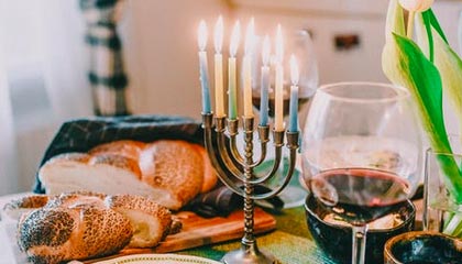 奥纳纳抵达土耳其，受到当地球迷的热情欢迎